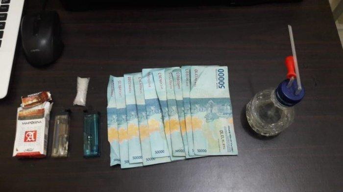 Barang bukti narkona dan uang diduga hasil penjualan narkoba jenis sabu diamankan petugas Polsek Pinggir, Bengkalis. 